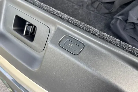 32 of 50 for Land Rover Range Rover 3.0 P550e 38.2kWh Autobiography SUV 5dr Petrol Plug-in Hybrid Auto 4WD Euro 6 (s/s) (550 ps)