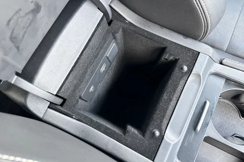 BP72MYY Jaguar F-Pace 2.0 D200 MHEV R-Dynamic Black Auto AWD Euro 6 (s/s) 5dr Thumbnail #44