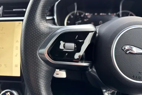 BP72MYY Jaguar F-Pace 2.0 D200 MHEV R-Dynamic Black Auto AWD Euro 6 (s/s) 5dr Thumbnail #46