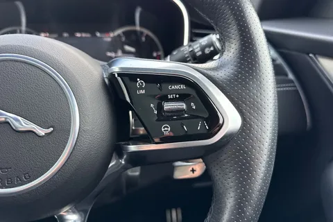 BP72MYY Jaguar F-Pace 2.0 D200 MHEV R-Dynamic Black Auto AWD Euro 6 (s/s) 5dr Thumbnail #47