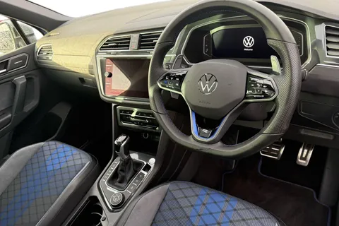 DF23CUV Volkswagen Tiguan 2.0 TSI 320 4Motion R 5dr DSG **PAN ROOF + WINTER PACK** Thumbnail #14