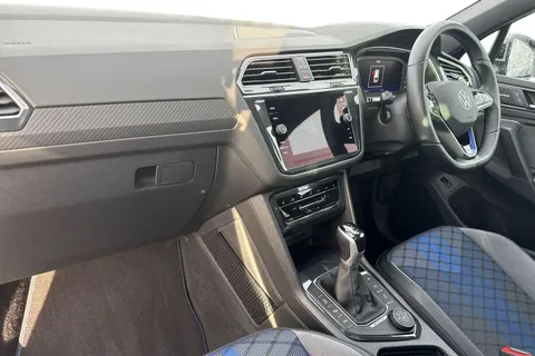 DF23CUV Volkswagen Tiguan 2.0 TSI 320 4Motion R 5dr DSG **PAN ROOF + WINTER PACK** Thumbnail #15
