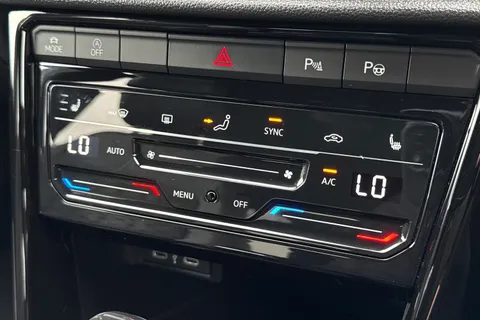 DE74UOL Volkswagen T-Roc 2.0 TDI 150 EVO R-Line 5dr DSG ⭐Low TAX £195 a year⭐ Thumbnail #23