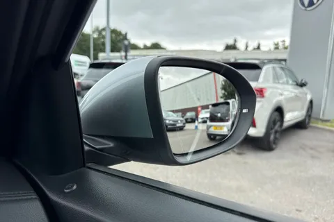 DE74UOL Volkswagen T-Roc 2.0 TDI 150 EVO R-Line 5dr DSG ⭐Low TAX £195 a year⭐ Thumbnail #39