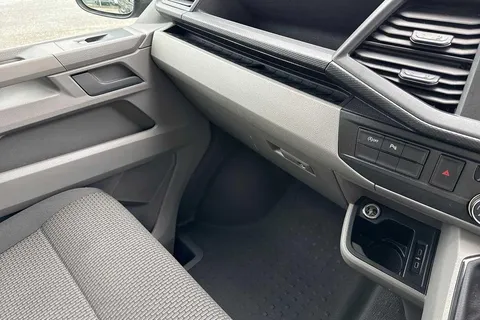 DE74WPP Volkswagen Transporter 2.0 TDI 110 Highline Van Thumbnail #14