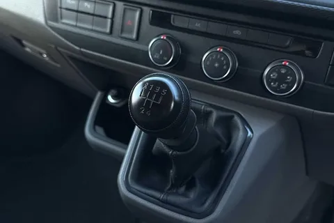 DE74WXT Volkswagen Transporter 2.0 TDI 110 Highline Van Thumbnail #19
