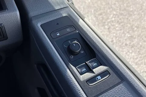 DE74WXT Volkswagen Transporter 2.0 TDI 110 Highline Van Thumbnail #40