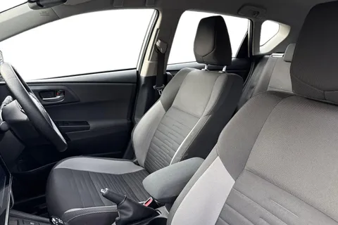 LG67MFF Toyota Auris 1.8 Hybrid Icon TSS 5dr CVT Thumbnail #10