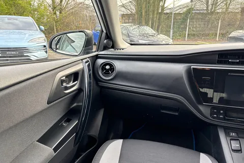 LG67MFF Toyota Auris 1.8 Hybrid Icon TSS 5dr CVT Thumbnail #14