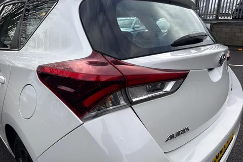 LG67MFF Toyota Auris 1.8 Hybrid Icon TSS 5dr CVT Thumbnail #15