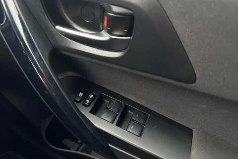 LG67MFF Toyota Auris 1.8 Hybrid Icon TSS 5dr CVT Thumbnail #17