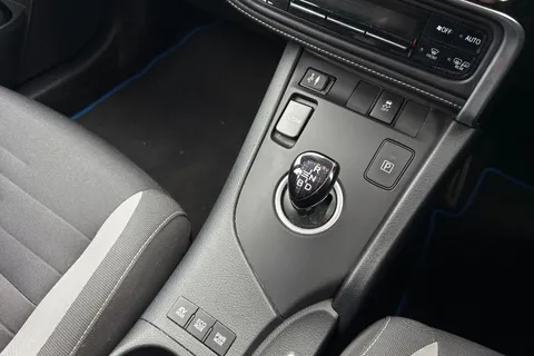 LG67MFF Toyota Auris 1.8 Hybrid Icon TSS 5dr CVT Thumbnail #19