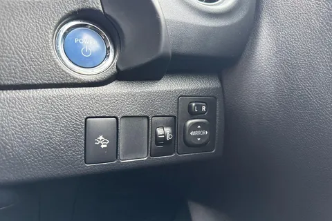 LG67MFF Toyota Auris 1.8 Hybrid Icon TSS 5dr CVT Thumbnail #35