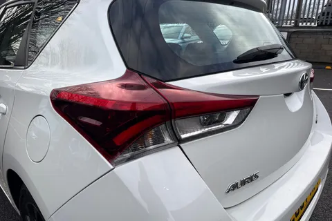 LG67MFF Toyota Auris 1.8 VVT-h Icon CVT Euro 6 (s/s) 5dr (Safety Sense) Thumbnail #16