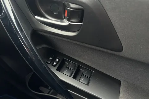 LG67MFF Toyota Auris 1.8 VVT-h Icon CVT Euro 6 (s/s) 5dr (Safety Sense) Thumbnail #18