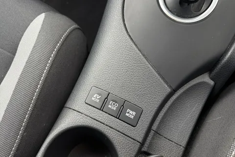 LG67MFF Toyota Auris 1.8 VVT-h Icon CVT Euro 6 (s/s) 5dr (Safety Sense) Thumbnail #32