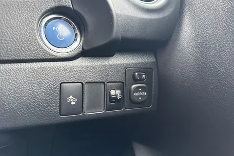 LG67MFF Toyota Auris 1.8 VVT-h Icon CVT Euro 6 (s/s) 5dr (Safety Sense) Thumbnail #36