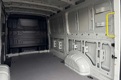 BT75EBM Volkswagen Crafter 2.0TDI 177PS CR35 MWB Commerce Plus Auto-Low Roof Thumbnail #41