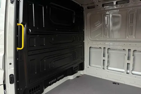 BT75EBM Volkswagen Crafter 2.0TDI 177PS CR35 MWB Commerce Plus Auto-Low Roof Thumbnail #44