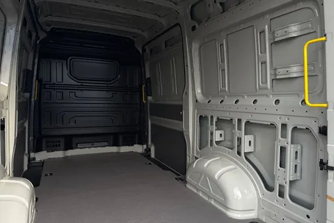 BT75ECX Volkswagen Crafter 2.0 TDI 177PS Commerce Plus High Roof Auto-Twin Slider Thumbnail #43