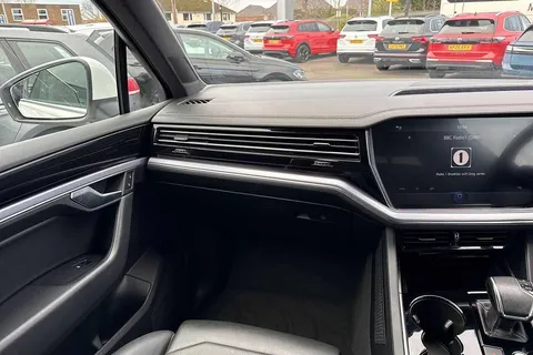 DG18TXS Volkswagen Touareg 3.0 V6 TDI 4Motion R-Line 5dr Tip Auto Thumbnail #16