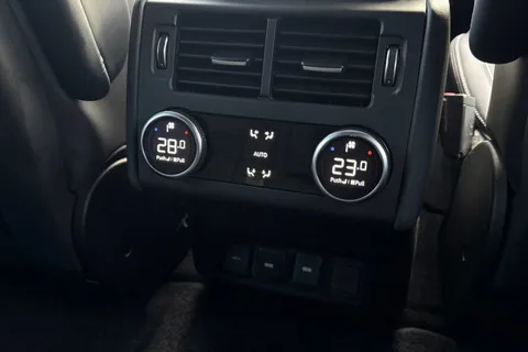 19 of 50 for Land Rover Discovery 3.0 D300 Dynamic HSE 5dr