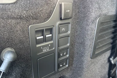 28 of 50 for Land Rover Discovery 3.0 D300 Dynamic HSE 5dr