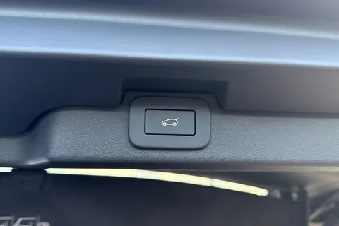 32 of 50 for Land Rover Discovery 3.0 D300 Dynamic HSE 5dr