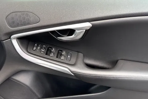 YY17JBX Volvo V40 2.0 D2 Inscription Euro 6 (s/s) 5dr Thumbnail #21