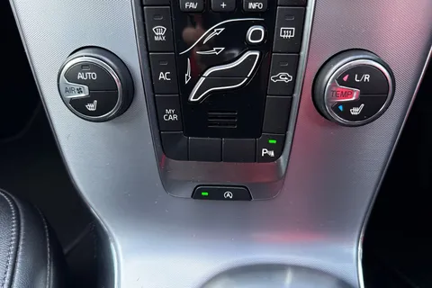 YY17JBX Volvo V40 2.0 D2 Inscription Euro 6 (s/s) 5dr Thumbnail #22