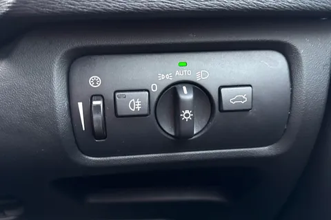 YY17JBX Volvo V40 2.0 D2 Inscription Euro 6 (s/s) 5dr Thumbnail #40