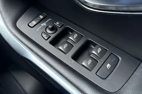 YY17JBX Volvo V40 2.0 D2 Inscription Euro 6 (s/s) 5dr Thumbnail #41