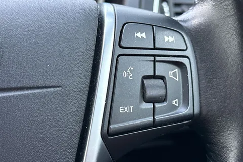 YY17JBX Volvo V40 2.0 D2 Inscription Euro 6 (s/s) 5dr Thumbnail #42