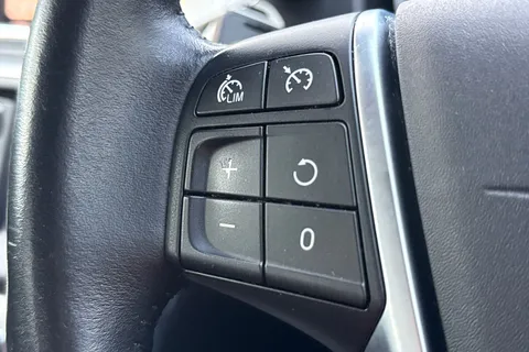 YY17JBX Volvo V40 2.0 D2 Inscription Euro 6 (s/s) 5dr Thumbnail #43