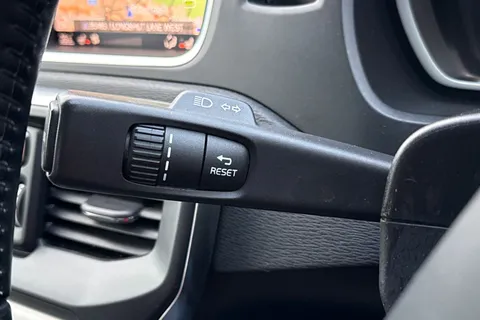 YY17JBX Volvo V40 2.0 D2 Inscription Euro 6 (s/s) 5dr Thumbnail #45
