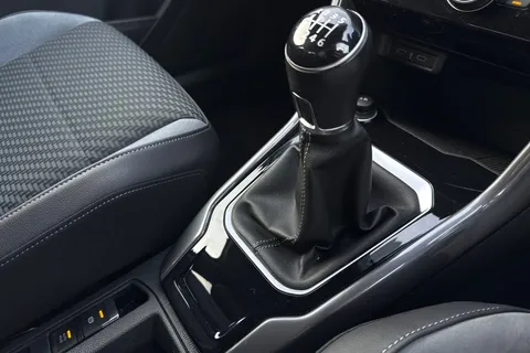 ML21OXG Volkswagen T-Roc 1.5 TSI EVO R-Line 5dr Thumbnail #37