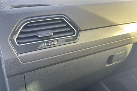 YD20DXX Volkswagen Tiguan 2.0 TDi 150 R-Line Tech 5dr **HEADS UP DISPLAY** Thumbnail #35