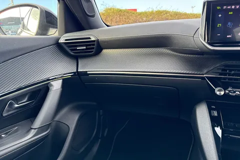 DC73LWV PEUGEOT 2008 1.2 PureTech GT EAT Euro 6 (s/s) 5dr Thumbnail #14