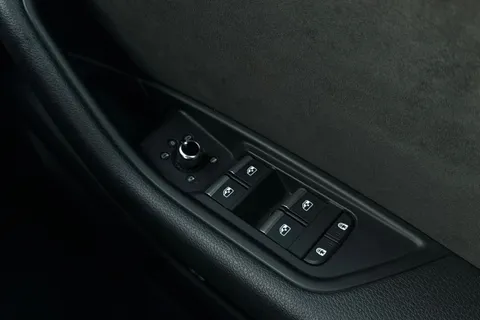 DA20EMF Audi A4 2.0 TFSI 35 S line S Tronic Euro 6 (s/s) 4dr Thumbnail #17