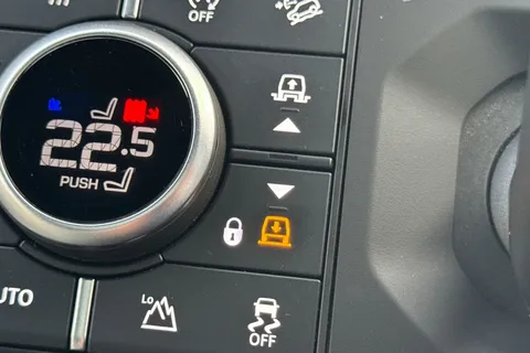 42 of 48 for Land Rover Defender 90 3.0 D300 X-Dynamic HSE 3dr