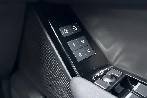 26 of 49 for Land Rover Range Rover Velar 2.0 D200 Dynamic SE 5dr