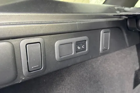 28 of 49 for Land Rover Range Rover Velar 2.0 D200 Dynamic SE 5dr