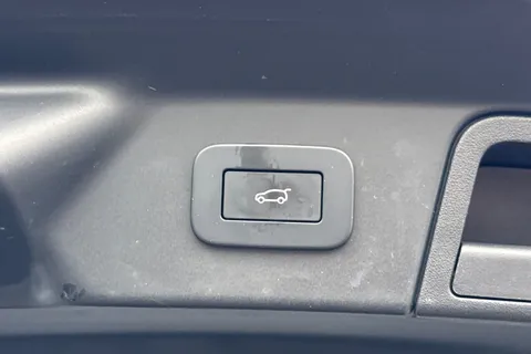 32 of 49 for Land Rover Range Rover Velar 2.0 D200 Dynamic SE 5dr