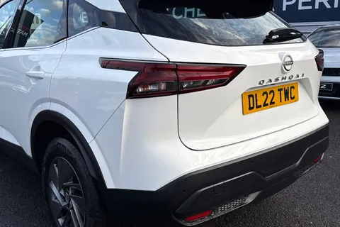DL22TWC Nissan Qashqai 1.3 DIG-T MHEV Acenta Premium Euro 6 (s/s) 5dr Thumbnail #8