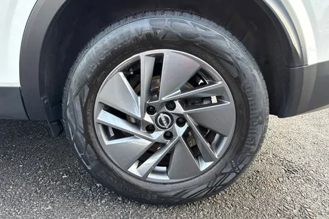 DL22TWC Nissan Qashqai 1.3 DIG-T MHEV Acenta Premium Euro 6 (s/s) 5dr Thumbnail #10