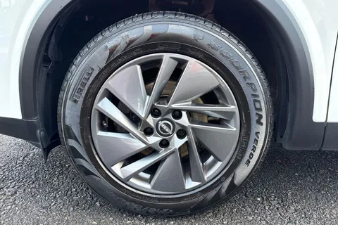 DL22TWC Nissan Qashqai 1.3 DIG-T MHEV Acenta Premium Euro 6 (s/s) 5dr Thumbnail #11