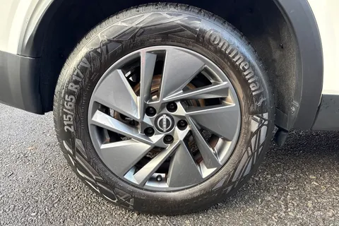 DL22TWC Nissan Qashqai 1.3 DIG-T MHEV Acenta Premium Euro 6 (s/s) 5dr Thumbnail #12