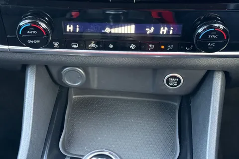 DL22TWC Nissan Qashqai 1.3 DIG-T MHEV Acenta Premium Euro 6 (s/s) 5dr Thumbnail #22