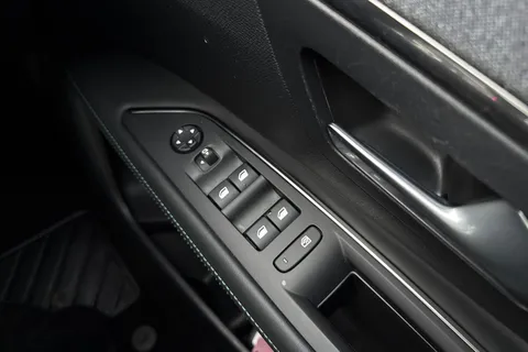 YC71LRZ PEUGEOT 3008 1.6 13.2kWh Allure Premium e-EAT Euro 6 (s/s) 5dr Thumbnail #42