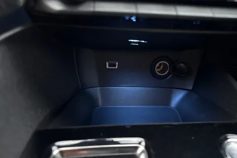 YC71LRZ PEUGEOT 3008 1.6 13.2kWh Allure Premium e-EAT Euro 6 (s/s) 5dr Thumbnail #55